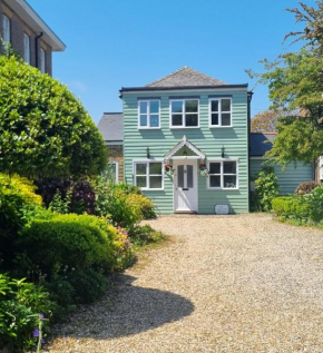 The Coach House- Stunning Detached Coastal home, with parking, by Historic Deal Castle